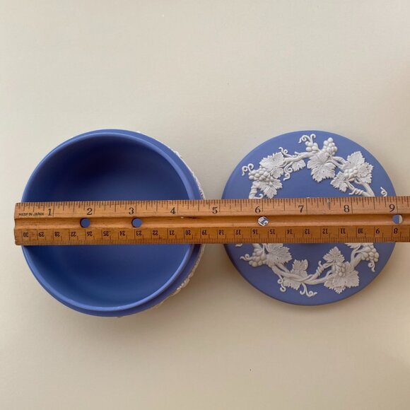 Wedgwood Blue Jasperware Lidded Trinket Box with White Ivy Motif - Picture 9 of 10